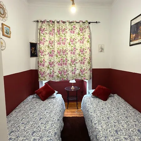 Asian Everest House Хостел Лісабон