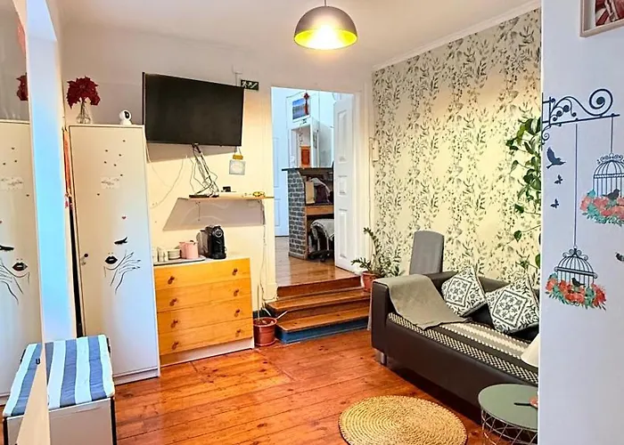 Asian Everest House Hostal