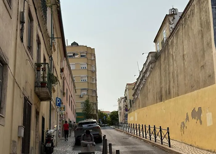 Asian Everest House Hostal