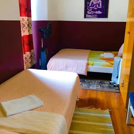 Asian Everest House بيت شباب *